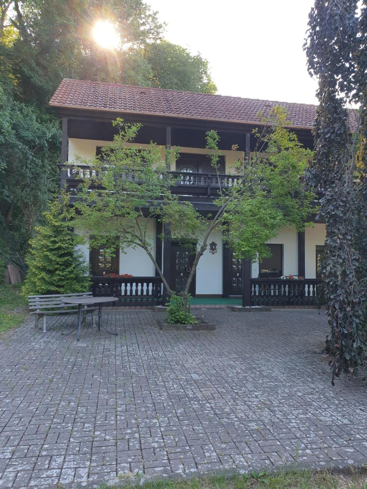Motel Zur Festwiese Gierstädt Екстериор снимка