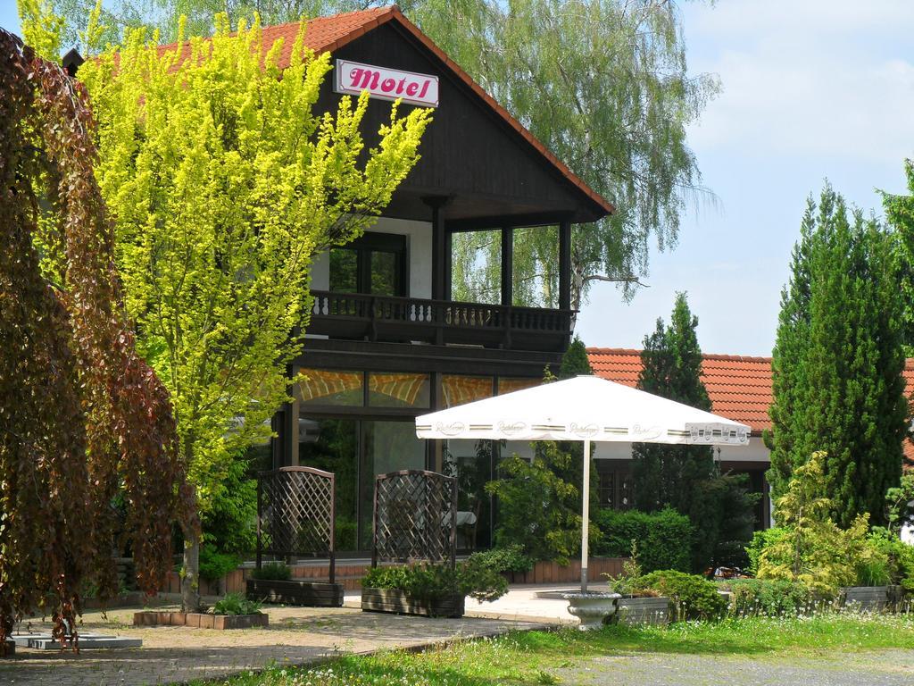 Motel Zur Festwiese Gierstädt Екстериор снимка